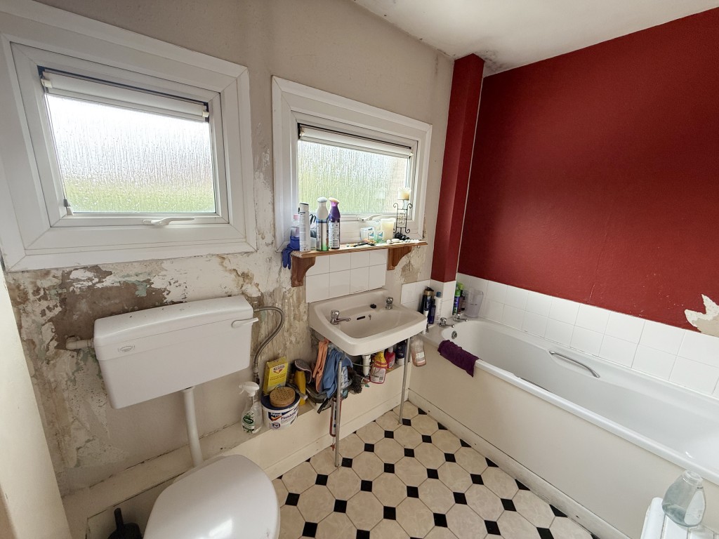 Lot: 165 - HOUSE IN NEED OF IMPROVEMENT - Bathroom in House in Need of Refurbishment
